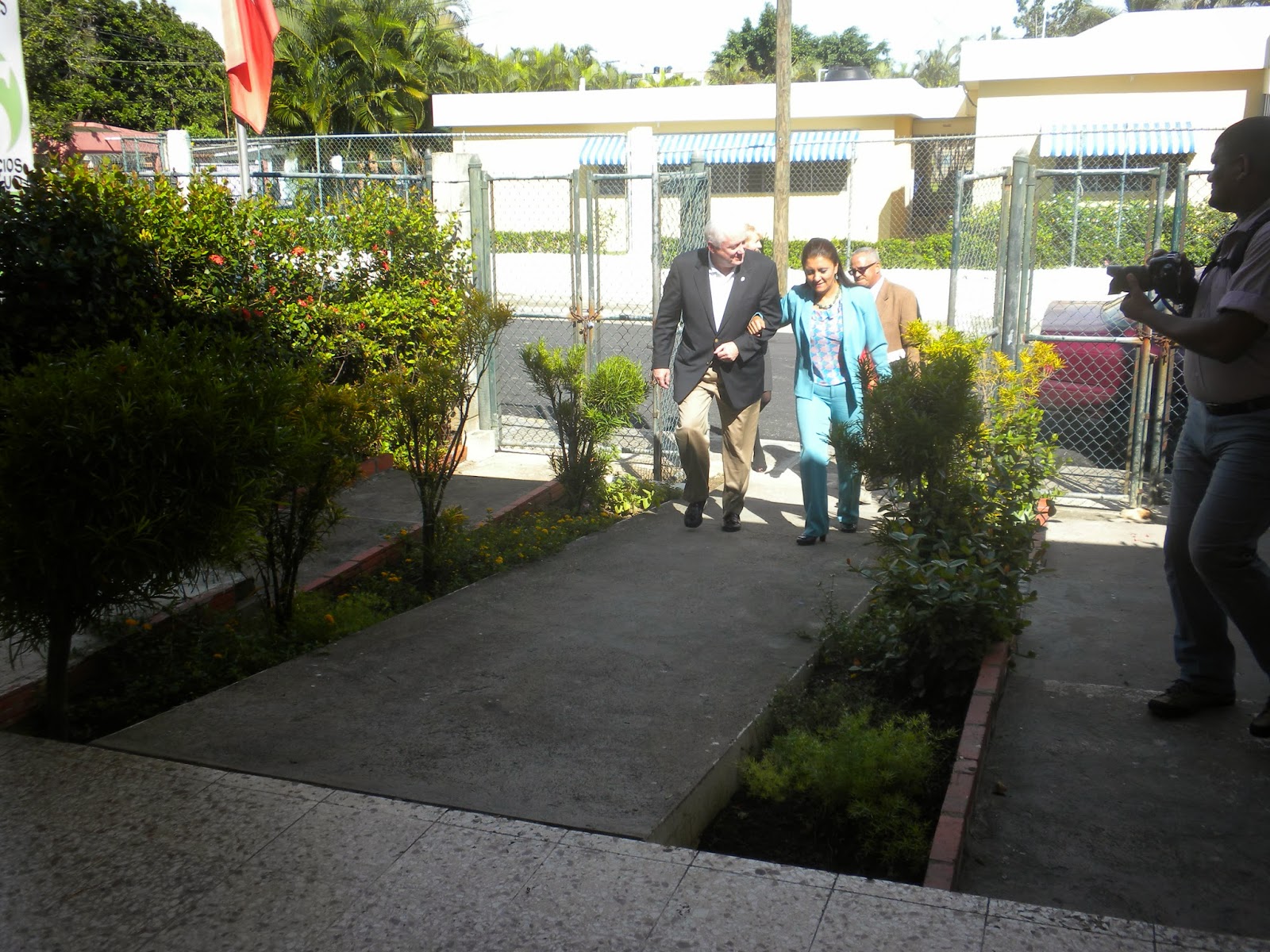 EL DR. HOWE VISITA LA CLINICA DE HERRERA